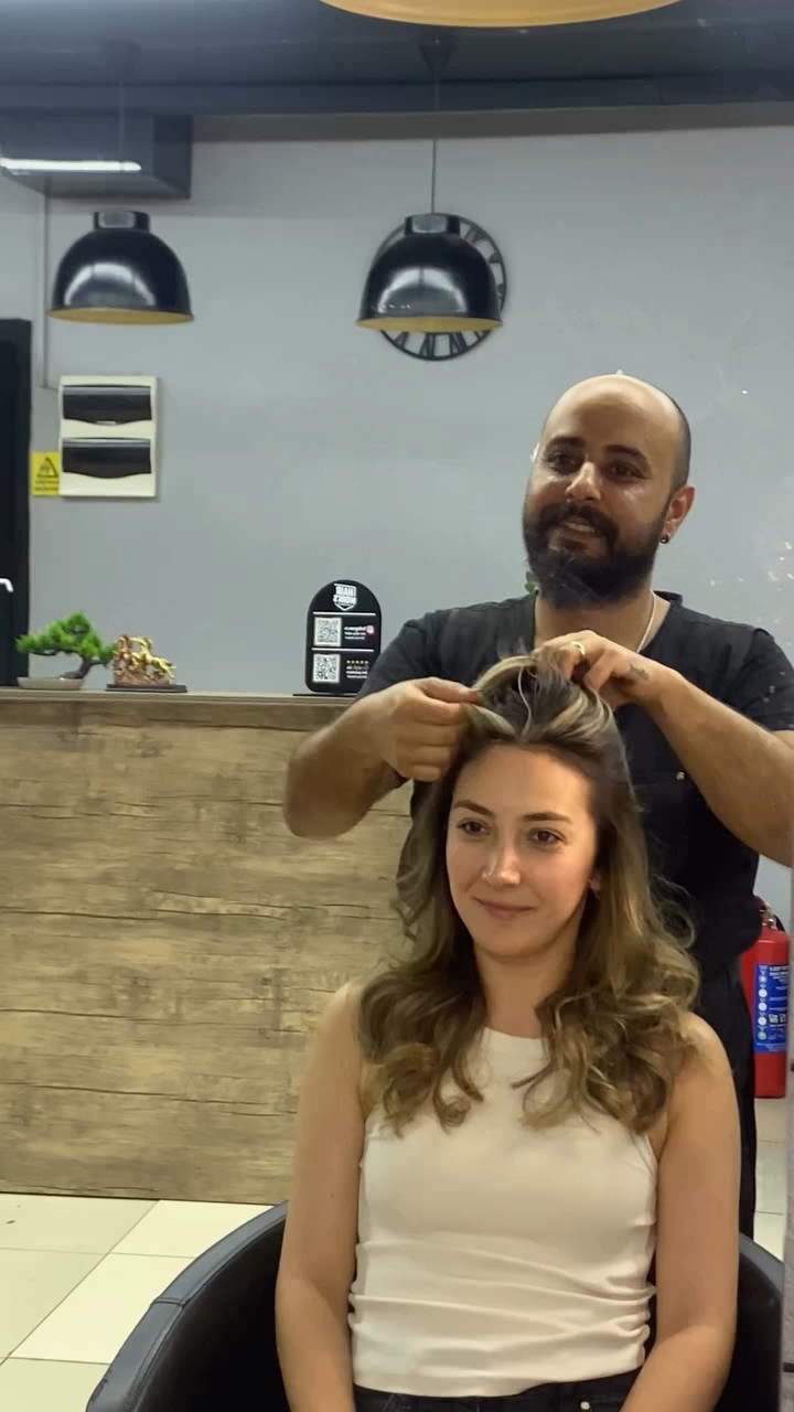 Dubai bej dalgalı saç uygulaması