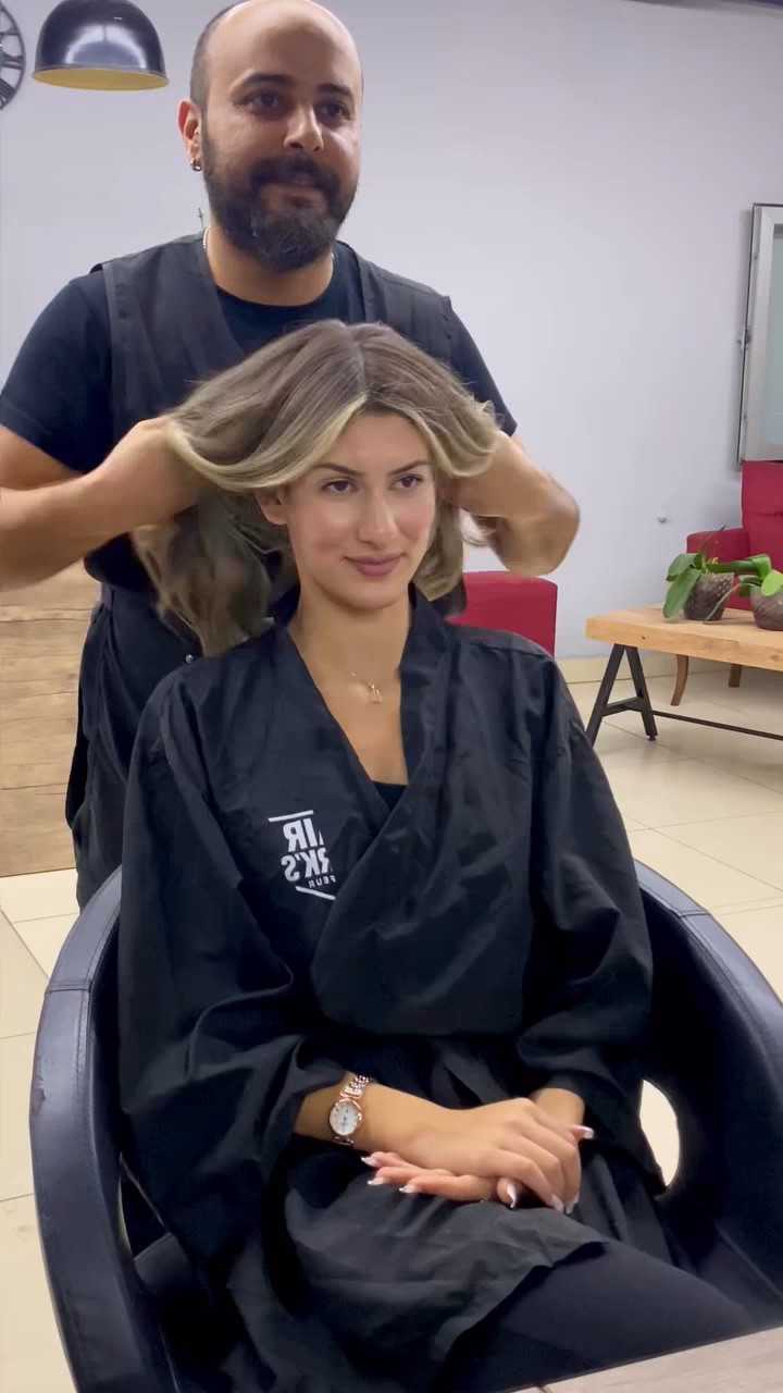 Hair Work's salonunda Dubai bej saç uygulaması